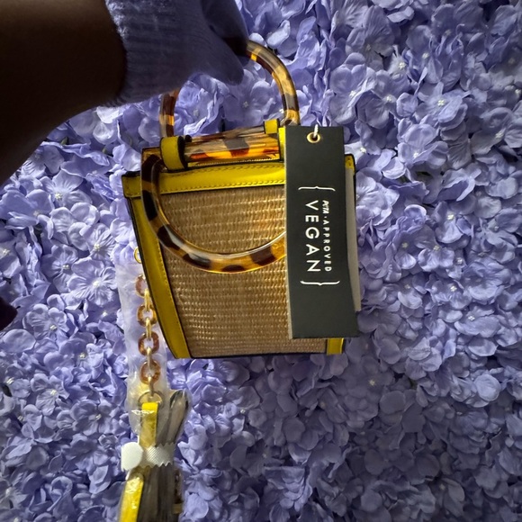 🔥New IN 💡ATTIRE YELLOW CROSSBODY BAG🔥 - Picture 5 of 9